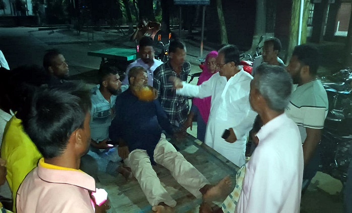নওগাঁর আত্রাই ও রাণীনগরে ককটেল বিস্ফোরণে জেলা পরিষদ সদস্যসহ আহত চার,আটক এক